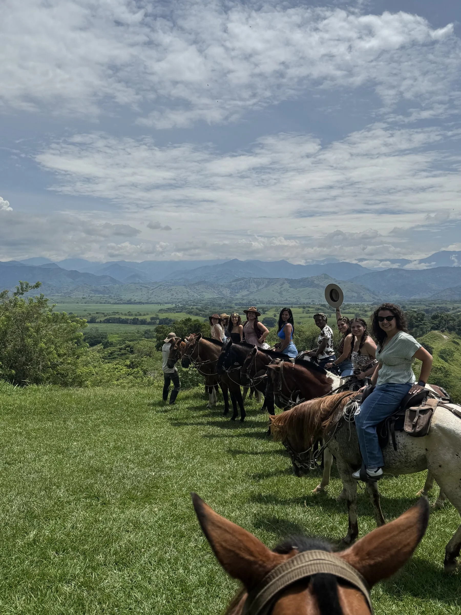 Grupo a caballo en el potrero