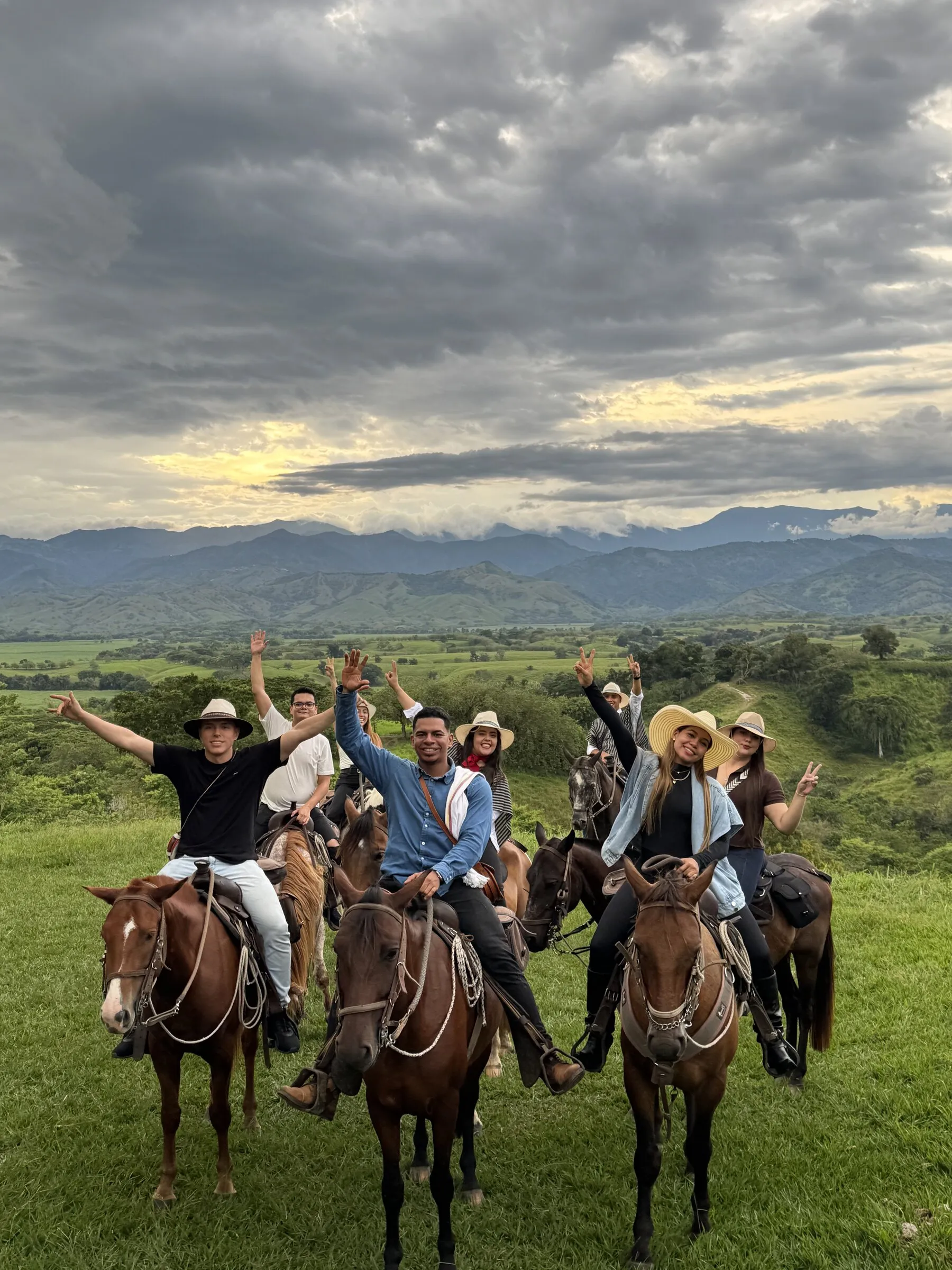 Grupo de jinetes celebrando al atardecer