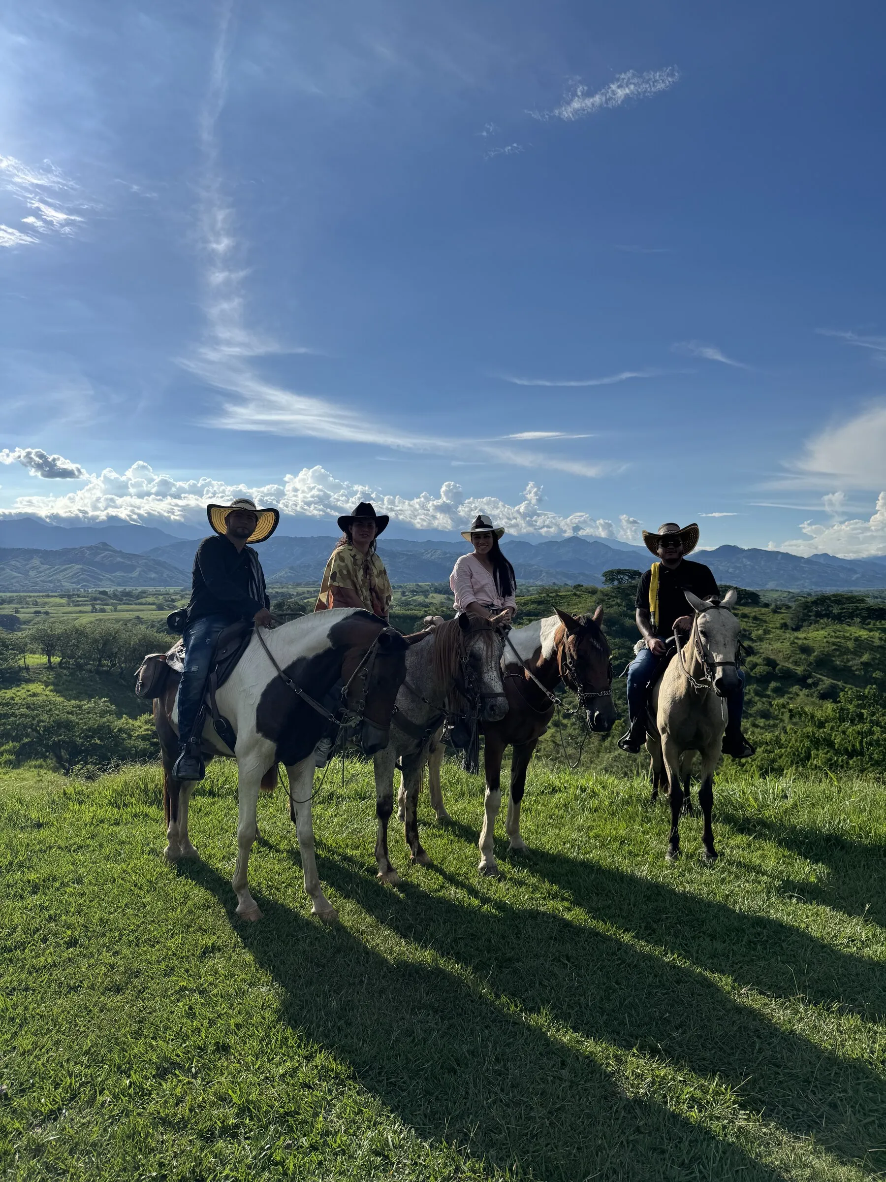 Fila de jinetes en un mirador